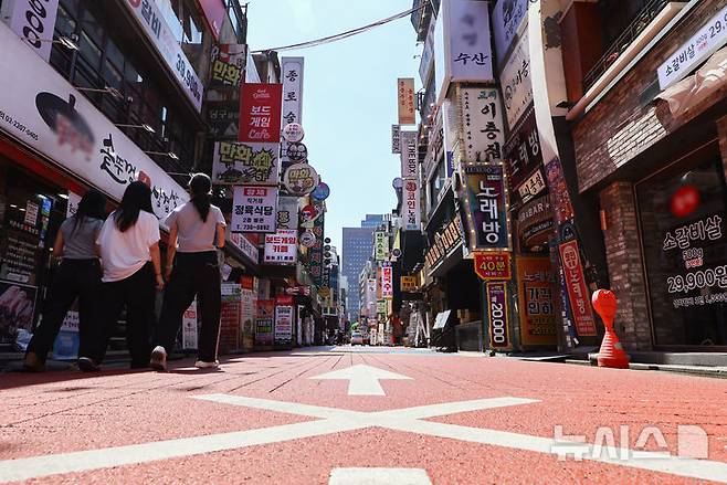 [서울=뉴시스] 황준선 기자 = 12일 서울 종로구 종각 젊음의 거리 모습.이날 한국은행에 따르면 올해 1분기 숙박·음식점업의 금융권 대출 잔액이 사상 처음 90조원을 넘어서며 내수 경기 침체 장기화 속 숙박·음식점업 소상공인의 위기가 깊어지고 있다. 2025.06.12. hwang@newsis.com
