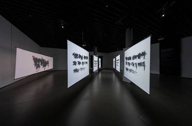 박도윤 〈Reverse Weathering〉 전시 전경.흰 스크린 위에 반복 재생되는 이미지의 조각들. 사라지는 흔적과 불완전한 메시지, 비어 있는 장면들이 이어지며 시간과 감각의 틈을 구성한다.  *재판매 및 DB 금지