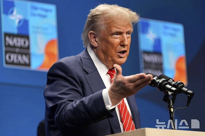 [헤이그=AP/뉴시스] 도널드 트럼프 미국 대통령이 25일(현지 시간) 네덜란드 헤이그에서 열린 북대서양조약기구(나토) 정상회의에 참석한 뒤 기자회견하고 있다. 트럼프 대통령은 이란이 더는 핵 개발에 나서지 않을 것이며, 내주 이란과 회담할 예정이라고 밝혔다. 2025.06.226.