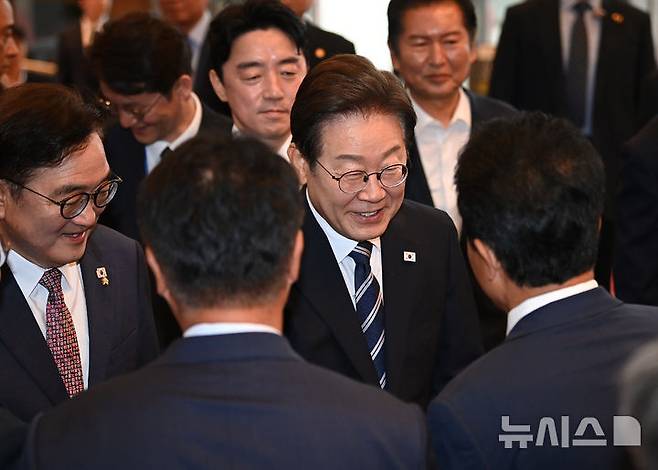 [서울=뉴시스] 국회사진기자단 = 이재명 대통령이 26일 서울 여의도 국회에서 열린 추가경정예산안 시정연설을 위해 들어서며 국회 관계자들과 인사하고 있다. 2025.06.26. photo@newsis.com