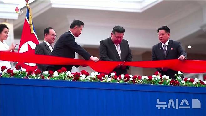 [서울=뉴시스] 김정은 북한 국무위원장이 지난 24일 아내 리설주, 딸 주애와 함께 원산갈마해안관광지구 준공식에 참석했다고 조선중앙TV가 26일 보도했다. 리 여사가 공개 석상에 모습을 드러낸 것을 1년 6개월 만이다. (사진=조선중앙TV 캡쳐) 2025.06.26. photo@newsis.com