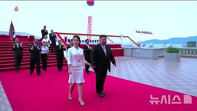 [서울=뉴시스] 김정은 북한 국무위원장이 지난 24일 아내 리설주, 딸 주애와 함께 원산갈마해안관광지구 준공식에 참석했다고 조선중앙TV가 26일 보도했다. 리 여사가 공개 석상에 모습을 드러낸 것을 1년 6개월 만이다. (사진=조선중앙TV 캡쳐) 2025.06.26. photo@newsis.com