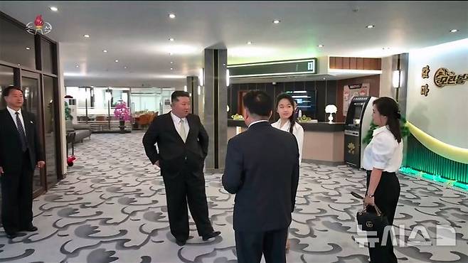 [서울=뉴시스] 김정은 북한 국무위원장이 지난 24일 아내 리설주, 딸 주애와 함께 원산갈마해안관광지구 준공식에 참석했다고 조선중앙TV가 26일 보도했다. 리 여사가 공개 석상에 모습을 드러낸 것을 1년 6개월 만이다. (사진=조선중앙TV 캡쳐) 2025.06.26. photo@newsis.com