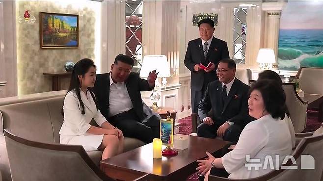 [서울=뉴시스] 김정은 북한 국무위원장이 지난 24일 아내 리설주, 딸 주애와 함께 원산갈마해안관광지구 준공식에 참석했다고 조선중앙TV가 26일 보도했다. 리 여사가 공개 석상에 모습을 드러낸 것을 1년 6개월 만이다. (사진=조선중앙TV 캡쳐) 2025.06.26. photo@newsis.com