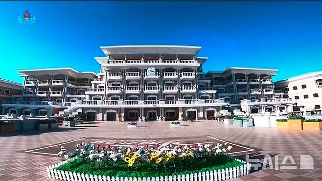 [서울=뉴시스] 북한의 대형 해변 리조트 단지인 원산갈마해안관광지구가 준공됐다. 조선중앙TV는 김정은 북한 국무위원장과 아내 리설주, 딸 주애가 참석한 가운데 지난 24일  준공식이 진행됐다고 26일 보도했다. 사진은 원산갈마해안관광지구. (사진=조선중앙TV 캡쳐) 2025.06.26. photo@newsis.com