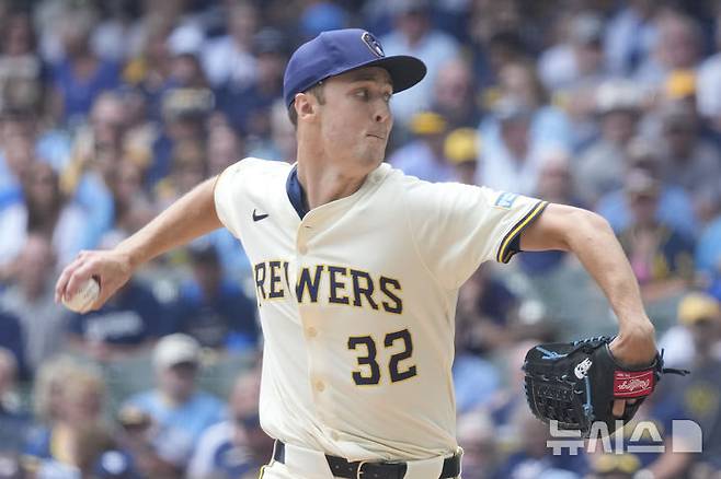 [밀워키=AP/뉴시스] 밀워키 브루어스의 제이콥 미저로우스키가 26일(한국 시간) 미국 위스콘신주 밀워키의 아메리칸패밀리필드에서 벌어진 2025 메이저리그(MLB) 피츠버그 파이리츠와의 경기에 선발 등판해 역투하고 있다. 2025.06.26