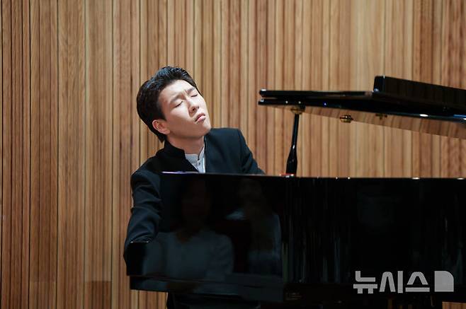 [서울=뉴시스]피아니스트 김세현이 26일 서울 종로구 세종문화회관 서클홀에서 열린 기자간담회에서 피아노 연주를 하고 있다. (사진=크레디아 제공)