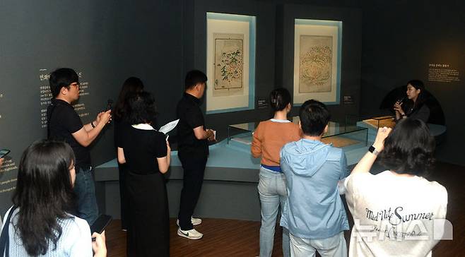 [전주=뉴시스] 김얼 기자 = 26일 국립전주박물관에서 열린 '나고 드는 땅, 만경과 동진' 언론 공개회에 참가한 언론인들이 전시장을 관람하고 있다. 2025.06.26. pmkeul@newsis.com