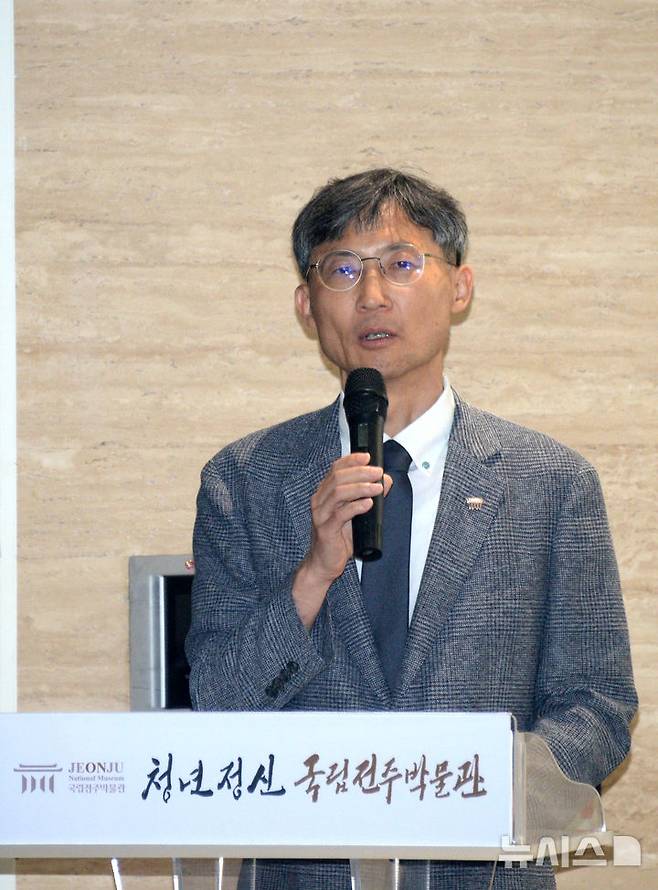 [전주=뉴시스] 김얼 기자 = 박경도 국립전주박물관 관장이 26일 국립전주박물관에서 열린 '나고 드는 땅, 만경과 동진' 언론 공개회에 앞서 인사말을 하고 있다. 2025.06.26. pmkeul@newsis.com