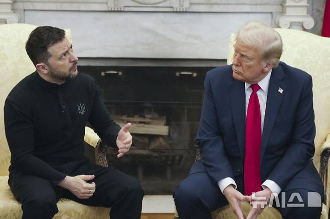 [워싱턴=AP/뉴시스] 도널드 트럼프(오른쪽) 미국 대통령과 볼로디미르 젤렌스키 우크라이나 대통령이 지난달 28일(현지 시간) 백악관 집무실에서 회담하고 있다. 이날 정상회담은 설전 끝에 파행으로 조기 종료됐다. 2025.03.01.