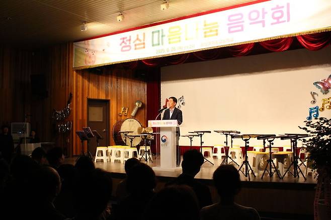 [안양=뉴시스] 26일 정심마음나눔 음악회에 참석한 강득구 더불어민주당 국회의원이 학생들을 격려했다. (사진=정심여자중고등학교 제공) 2025.06.26. photo@newsis.com *재판매 및 DB 금지