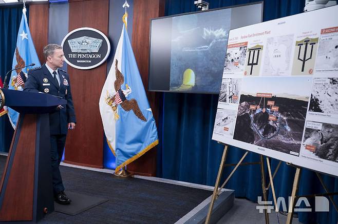 [워싱턴=AP/뉴시스] 댄 케인 미국 합참의장이 26일(현지 시간) 미 워싱턴DC 국방부 청사에서 최근 이란 포르도 핵 시설 등에 대한 미국의 '미드나이트 해머' 작전과 관련해 설명하고 있다. 2025.06.26.