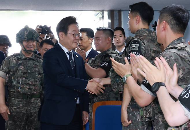 이재명 대통령이 13일 경기도 연천군 육군 25사단 비룡전망대에서 장병들을 격려하고 있다. 연합뉴스