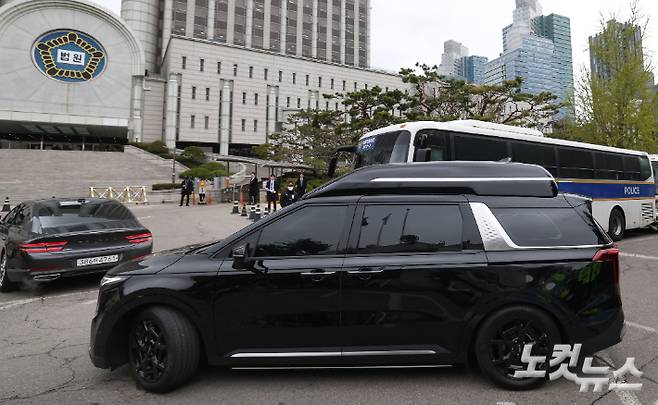 내란 우두머리 혐의로 기소된 윤석열 전 대통령의 첫 정식 형사재판에 윤 전 대통령이 탑승한 차량이 서울 서초구 서울중앙지방법원 지하주차장으로 들어가고 있다. 사진공동취재단