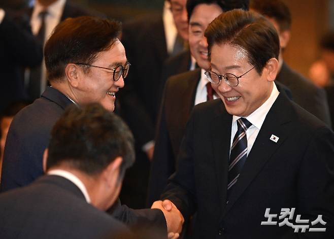 이재명 대통령이 26일 오전 2025년도 제2회 추가경정예산안에 대한 정부의 시정연설을 위해 여의도 국회에 들어서며 우원식 국회의장과 인사를 하고 있다. 윤창원 기자