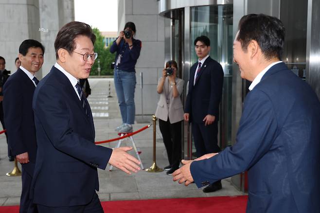 이재명 대통령이 26일 오전 2025년도 제2회 추가경정예산안에 대한 정부의 시정연설을 위해 여의도 국회에 도착해 본회의장으로 향하며 민주당 당대표 후보인 정청래 의원과 인사를 하고 있다. 윤창원 기자