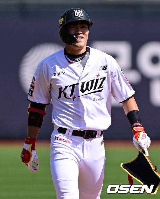 [OSEN=수원, 조은정 기자]4일 오후 수원 KT위즈파크에서 ‘2025 신한 SOL Bank KBO리그’ KT 위즈와 키움 히어로즈의 경기가 열렸다.이날 경기에 홈팀 KT는 쿠에바스, 원정팀 키움은 김선기를 선발로 내세웠다.4회말 2사 1루 KT 천성호가 중견수 키를 넘기는 1타점 2루타를 날린 뒤 기뻐하고 있다. 2025.05.04 /cej@osen.co.kr