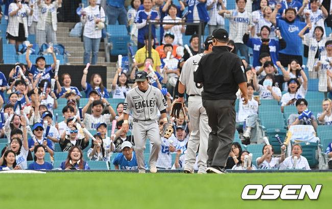 [OSEN=대구, 이석우 기자] 25일 대구삼성라이온즈파크에서 2025 신한 SOL 뱅크 KBO 리그 삼성 라이온즈와 한화 이글스의 경기가 열렸다. 홈팀 삼성은 후라도가, 방문팀 한화는 와이스가 선발 출전했다. 한화 이글스 문현빈이 2회말 무사 1루 삼성 라이온즈 김지찬의 기습 번트때 우익수 송구 실책으로 빠진 볼을 잡고 있다. 결과는 1실점. 2025.06.25 / foto0307@osen.co.kr