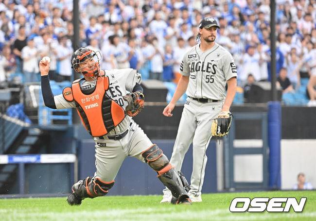 [OSEN=대구, 이석우 기자] 25일 대구삼성라이온즈파크에서 2025 신한 SOL 뱅크 KBO 리그 삼성 라이온즈와 한화 이글스의 경기가 열렸다. 홈팀 삼성은 후라도가, 방문팀 한화는 와이스가 선발 출전했다. 한화 이글스 이재원이 2회말 무사 1루 삼성 라이온즈 김지찬의 기습 번트를 잡아 1루에 던지고 있다. 결과는 송구 실책. 2025.06.25 / foto0307@osen.co.kr