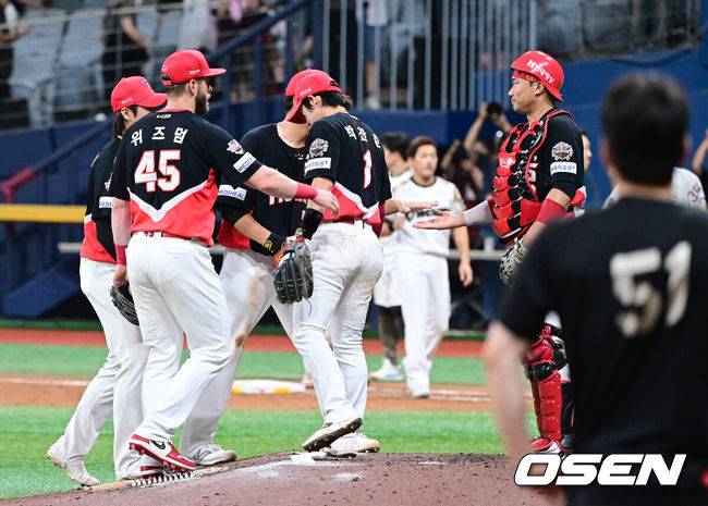 [OSEN=고척, 최규한 기자] 프로야구 KIA 타이거즈가 키움 히어로즈를 꺾고 전날 패배를 설욕했다.&nbsp;KIA는 25일 서울 고척 스카이돔에서 열린 2025 KBO리그 키움과의 경기에서 6-3으로 승리했다.&nbsp;KIA 선발 올러는 6이닝 동안 5피안타 1볼넷 5탈삼진 2실점 퀄리티 스타트로 시즌 8승째를 기록했다.&nbsp;경기를 마치고 승리한 KIA 선수들이 하이파이브를 나누고 있다. 2025.06.25 / dreamer@osen.co.kr