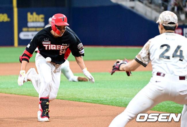 [OSEN=고척, 최규한 기자] 25일 서울 고척스카이돔에서 ‘2025 신한 SOL Bank KBO리그’ 키움 히어로즈와 KIA 타이거즈의 경기가 열렸다.홈팀 키움은 라클란 웰스, 방문팀 KIA는 애덤 올러를 선발로 내세웠다.8회초 2사 주자없는 상황 KIA 오선우가 우익선상 3루타를 날리고 3루에 슬라이딩 해 세이프되고 있다. 2025.06.25 / dreamer@osen.co.k