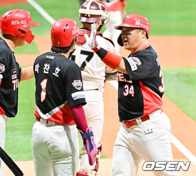 [OSEN=고척, 민경훈 기자] 24일 서울 고척스카이돔에서 ‘2025 신한 SOL Bank KBO리그’ 키움 히어로즈와 KIA 타이거즈의 경기가 열렸다.키움은 김윤하, KIA는 윤영철을 선발로 내세웠다.1회초 1사 주자 1,2루 KIA 최형우가 중월 선취 스리런 홈런을 때린 후 홈을 밟으며 축하를 받고 있다. 2025.06.24 / rumi@osen.co.kr