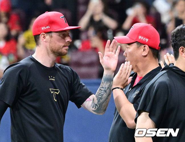 [OSEN=고척, 최규한 기자] 프로야구 KIA 타이거즈가 키움 히어로즈를 꺾고 전날 패배를 설욕했다.&nbsp;KIA는 25일 서울 고척 스카이돔에서 열린 2025 KBO리그 키움과의 경기에서 6-3으로 승리했다.&nbsp;KIA 선발 올러는 6이닝 동안 5피안타 1볼넷 5탈삼진 2실점 퀄리티 스타트로 시즌 8승째를 기록했다.&nbsp;경기를 마치고 승리투수 KIA 애덤 올러와 이범호 감독이 인사를 나누고 있다. 2025.06.25 / dreamer@osen.co.kr