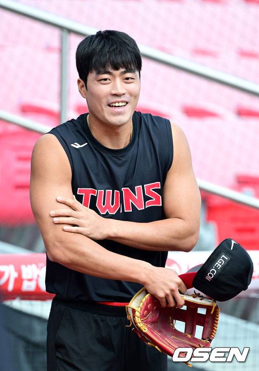 [OSEN=수원, 최규한 기자] 26일 수원 KT위즈파크에서 ‘2025 신한 SOL Bank KBO리그’ KT 위즈와 LG 트윈스의 경기가 열린다.홈팀 KT는 소형준, 방문팀 LG는 임찬규를 선발로 내세운다.트레이드로 LG 유니폼을 입은 천성호가 훈련에 나서고 있다. 2025.06.26 / dreamer@osen.co.kr