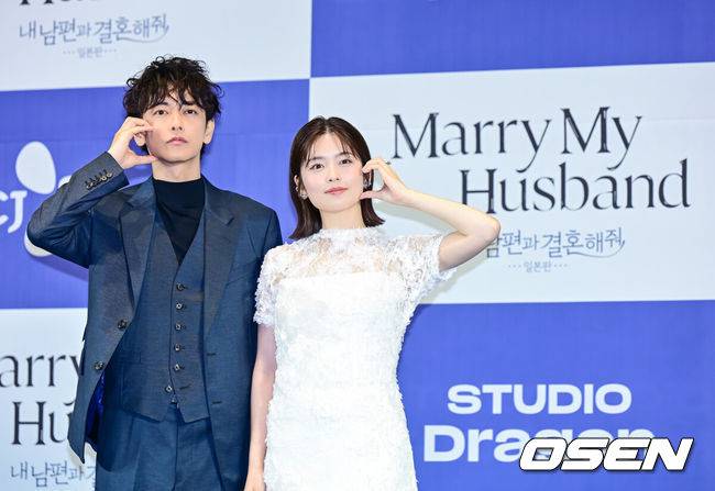 [OSEN=지형준 기자] 26일 오후 서울 신도림 라마다 호텔에서 CJ ENM X 스튜디오드래곤 기획 ‘내 남편과 결혼해줘’ 일본판 제작발표회가 열렸다.'내 남편과 결혼해줘'는 주인공 강지원이 자신의 친구와 바람난 남편에게 배신당하고 죽음을 맞은 뒤 과거로 회귀해 복수하고 새로운 삶을 살아가는 내용으로, 동명의 웹소설을 원작 삼아 만들어진 드라마다. 앞서 지난해 1월부터 2월까지 국내에서 tvN 드라마로 방송돼 극성 강한 전개로 뜨거운 사랑을 받았다. 일본에서 드라마화되는 작품은 한국 드라마의 일본판 리메이크 버전이다. 이를 위해 드라마 '비밀의 숲', '알함브라 궁전의 추억'을 비롯해 넷플릭스 오리지널 시리즈 '더 글로리'로 호평받은 안길호 감독이 메가폰을 잡았다. 또한 한국에서 배우 박민영이 활약한 여자 주인공 역에 드라마 '오오쿠', '대대손손 상인 금과 은' 시리즈, '페르마의 요리' 등에 출연한 코시바 후우카가 출연한다. 남자 주인공으로는 영화 '바람의 검심' 시리즈로 사랑받은 사토 타케루가 나서 기대를 모은다. 배우 사토 타케루, 코시바 후우카가 포토타임을 하고 있다. 2025.06.26 /jpnews@osen.co.kr