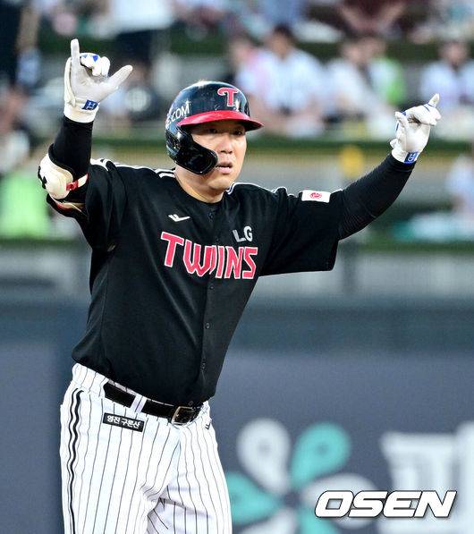 [OSEN=수원, 최규한 기자] 26일 수원 KT위즈파크에서 ‘2025 신한 SOL Bank KBO리그’ KT 위즈와 LG 트윈스의 경기가 열렸다.홈팀 KT는 소형준, 방문팀 LG는 임찬규를 선발로 내세운다.5회초 2사 1루 상황 LG 김현수가 동점 1타점 2루타를 날리고 2루에 안착해 기뻐하고 있다. 2025.06.26 / dreamer@osen.co.kr