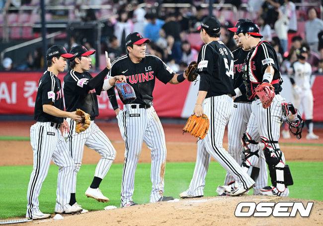 [OSEN=수원, 최규한 기자] 천성호가 LG 트윈스 데뷔전에서 친정에 비수를 제대로 꽂았다.&nbsp;프로야구 LG 트윈스는 26일 수원KT위즈파크에서 열린 2025 신한 SOL뱅크 KBO리그 KT 위즈와의 시즌 7차전에서 4-3 역전승을 거뒀다.&nbsp;LG는 24일 패배를 설욕하며 시즌 43승 2무 31패를 기록했다. 반면 연승이 좌절된 KT는 38승 3무 36패가 됐다.&nbsp;경기를 마치고 승리한 LG 선수들이 기뻐하고 있다. 2025.06.26 / dreamer@osen.co.kr