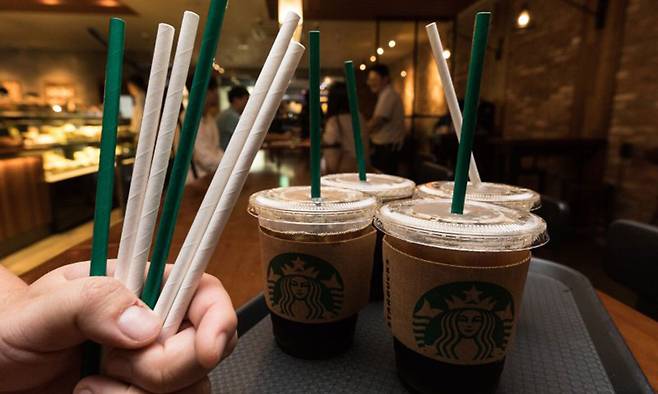 스타벅스커피 코리아가 일회용 플라스틱 빨대를 대체하기 위해 도입한 종이 빨대. 뉴스1