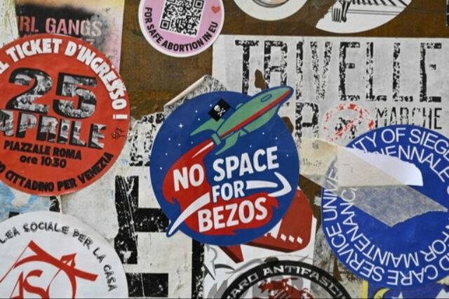 아마존 창립자 제프 베이조스의 초호화 결혼식을 비판하는 스티커가 이탈리아 베네치아 곳곳에 붙여져 있다.&nbsp;AFP통신
