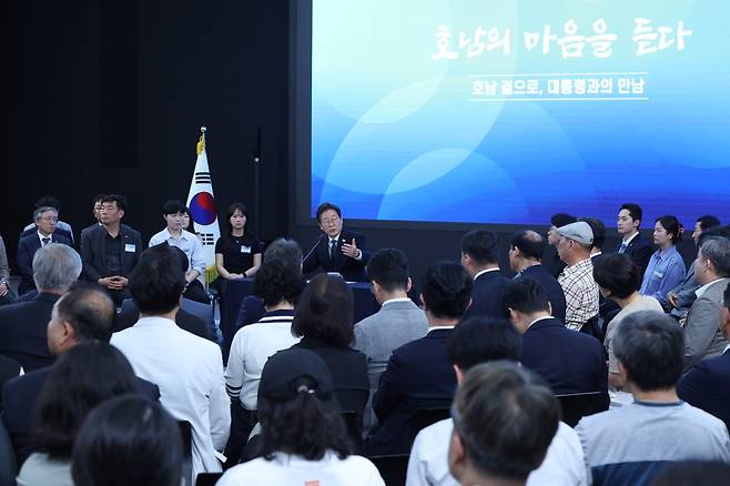 이재명 대통령이 25일 광주 동구 국립아시아문화전당에서 열린 타운홀미팅에 참석해 발언하고 있다. 이날 참석자 한 명이 “로스쿨을 나온 사람만 변호사가 될 수 있는데, ‘금수저’인 사람만 그 로스쿨을 다닐 수 있다”고 주장하자 이 대통령은 “개인적으로는 일정 부분 공감한다”고 답했다. 대통령실 사진기자단