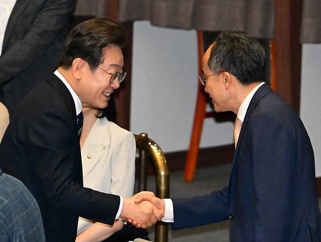 이재명 대통령이 26일 국회 본회의장에서 추가경정예산 시정연설을 마친 뒤 국민의힘 추경호 의원과 악수하고 있다.&nbsp; &nbsp;&nbsp;국회사진기자단