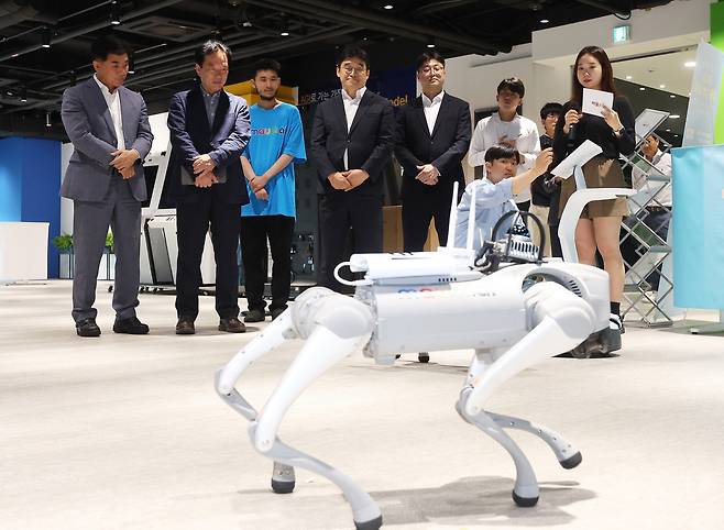 정태호 국정기획위원회 경제1분과장과 위원들이 25일 경기도 성남시 수정구 피지컬 AI 로봇 스타트업 마음AI를 방문해 관계자로부터 다양한 피지컬 로봇 설명을 듣고 있다. 연합뉴스