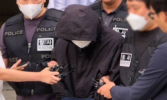 초등학교 여학생에게 사진을 요구하고 거절당하자 살해하겠다며 인터넷에 협박글을 게시한 혐의로 구속된 20대 남성이 26일 서울 중랑경찰서에서 검찰로 송치되고 있다.