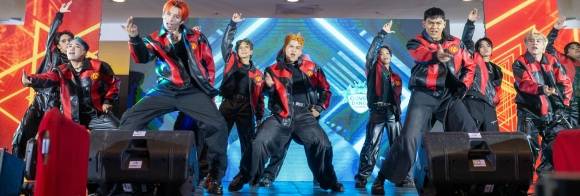 지난 21일(현지시간) 필리핀 마닐라 로빈슨 갤러리아 올티가스점 1층 특설무대에서 열린 ‘2025 K팝 커버댄스 페스티벌 인 필리핀’ 본선에 참가한 우승팀 PARADIGM이 한국 아이돌 그룹 세븐틴의 ‘HOT’에 맞춰 공연을 펼치고 있다. 주필리핀한국문화원 제공