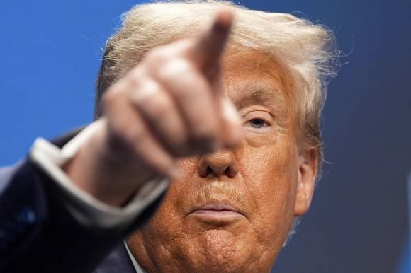 도널드 트럼프 미국 대통령이 2025년 6월 25일(현지시간) 네덜란드 헤이그에서 열린 북대서양조약기구(NATO) 정상회의를 마친 뒤 기자회견에서 발언하며 손짓하고 있다. AP뉴시스