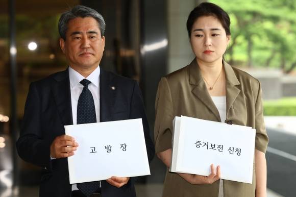 윤 전 대통령 변호인단, 비화폰 통화기록 불법 반출-경찰 수사의 직권남용 혐의 관련 고발 및 증거보전신청 - 윤석열 전 대통령 법률대리인단인 송진호(왼쪽), 김계리 변호사가  26일 오후 서울 서초구 서울중앙지방검찰청에 윤석열 전 대통령 비화폰 통화기록 불법 발출-경찰 수사의 직권남용 혐의 관련 고발 및 증거보전신청을 하고 있다. 2025년 6월 26일 뉴시스
