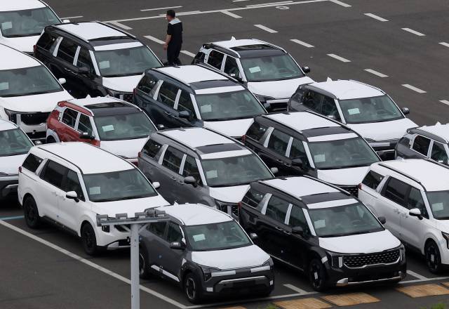 도널드 트럼프 미국 행정부의 수입차 25％ 관세 여파로 지난달 국내 자동차 총생산 규모가 감소했다. 현대차·기아의 지난 5월 대미 수출 물량은 총 7만 7892대로 지난해 5월(9만 9172대)과 비교해 21.5％ 감소한 것으로 집계됐다. 연합뉴스