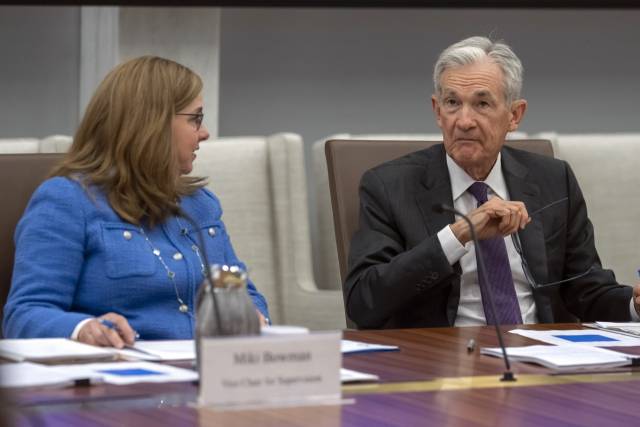 제롬 파월(오른쪽) 연방준비제도(Fed·연준) 의장이 25일(현지 시간) 열린 이사회에서 미셸 보먼 연준 이사와 대화를 나누고 있다. 연준은 이날 회의에서 은행들의 자본금 확충 기준을 완화하는 안전을 가결했다. AP연합뉴스