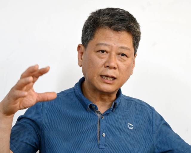 김영백 경동시장상인연합회장이 서울경제신문과의 인터뷰에서 스타벅스 입점 과정을 설명하고 있다. 성형주 기자