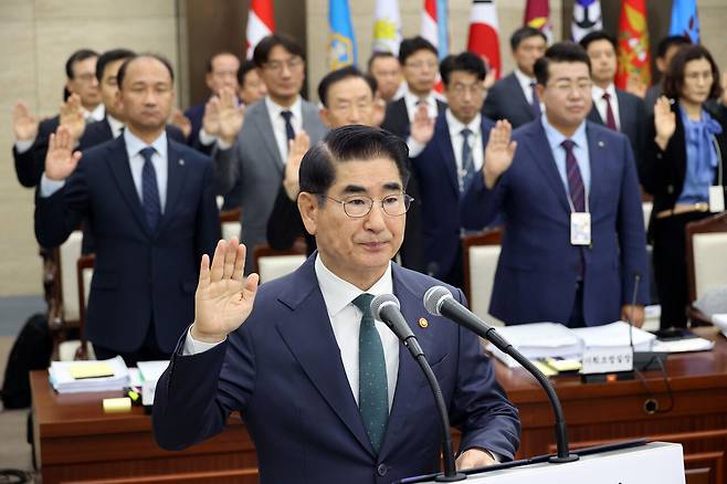 2024년 10월8일 김용현 당시 국방부 장관이 서울 용산구 국방부에서 열린 국정감사에서 증인 선서를 하고 있다. ⓒ국회사진취재단