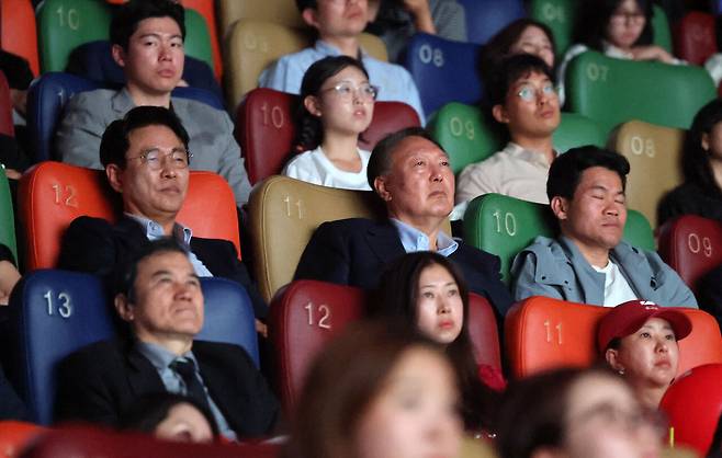 5월21일 윤석열이 전한길씨와 함께 다큐멘터리 영화 <부정선거, 신의 작품인가>를 관람하고 있다. ⓒ공동취재