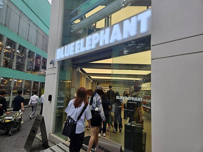 26일 서울 중구 명동에 위치한 블루엘리펀트 명동 플래그십 스토어에 방문객이 입장하고 있다.&nbsp;ⓒ시사저널 오유진