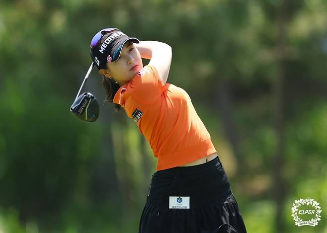 박현경이  27일 개막하는 맥콜·모나 용평 오픈에서 타이틀 방어와 시즌 2승에 도전한다. 사진제공  | KLPGA
