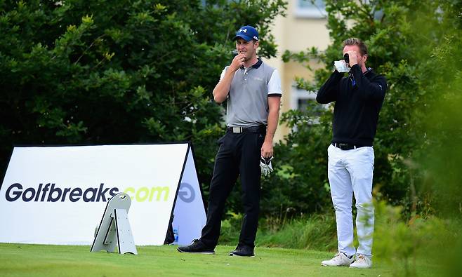 한 선수가 대회 도중 거리측정기로 공략할 지점과의 거리를 측정하고 있다. 게티이미지코리아