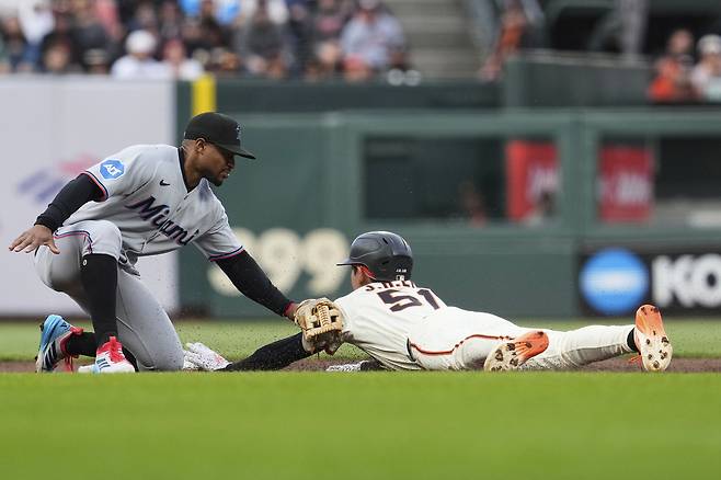 샌프란시스코 이정후가 26일 마이애미전 2회말에 2루 도루를 시도하다 아웃되고 있다. AP연합뉴스