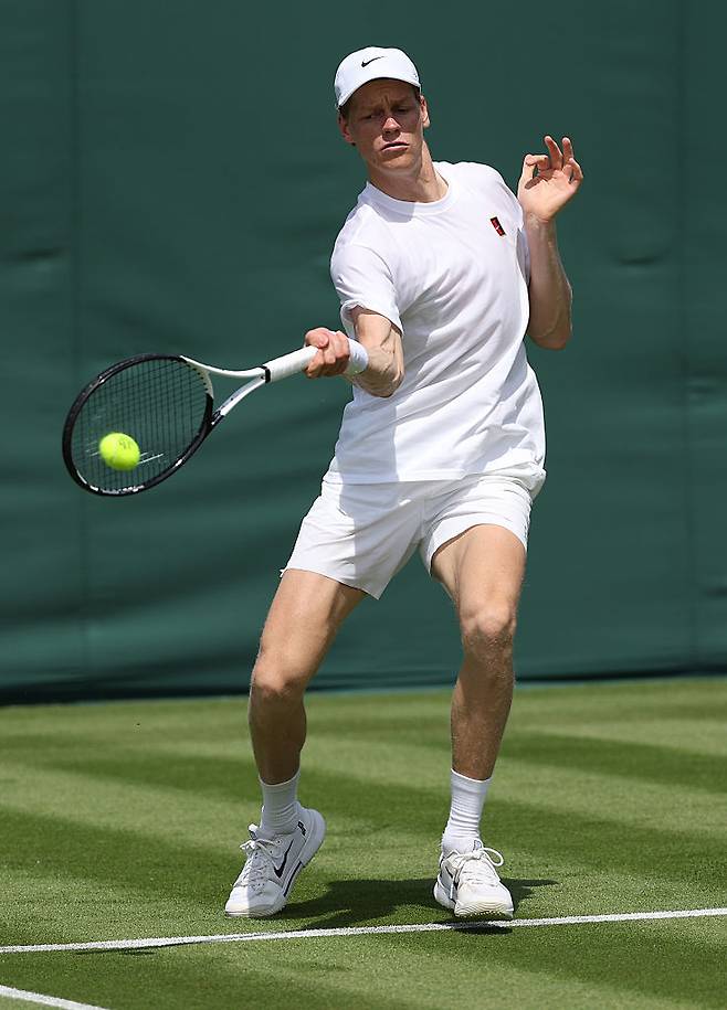 윔블던을 앞두고 대회장에서 훈련 중인 야니크 신네르. 게티이미지코리아